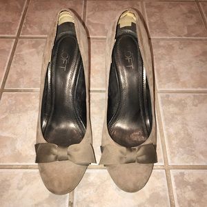 Size 10 tan Ann Taylor Loft 4” heels